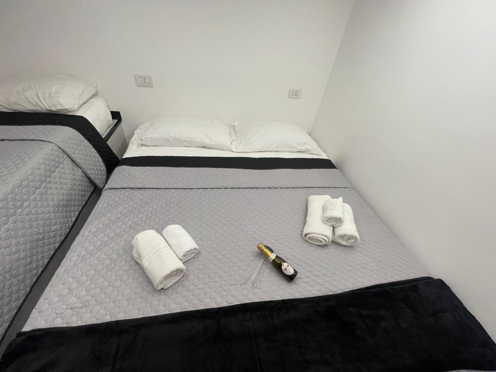 Hotel Lux House Naples Airport Zewnętrze zdjęcie